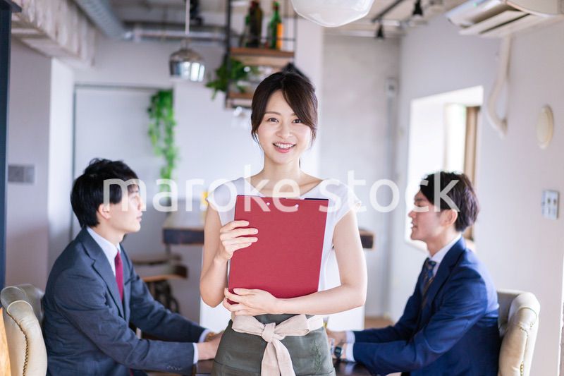 レストランで働くスタッフの女性