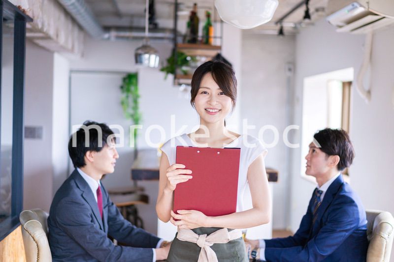 レストランで働くスタッフの女性