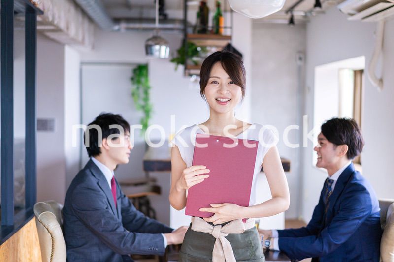 レストランで働くスタッフの女性