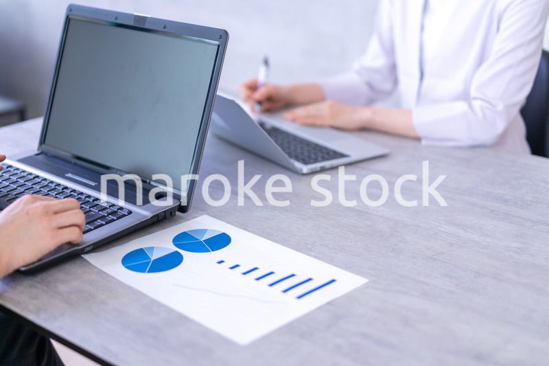 商談をする男女のビジネスパーソン