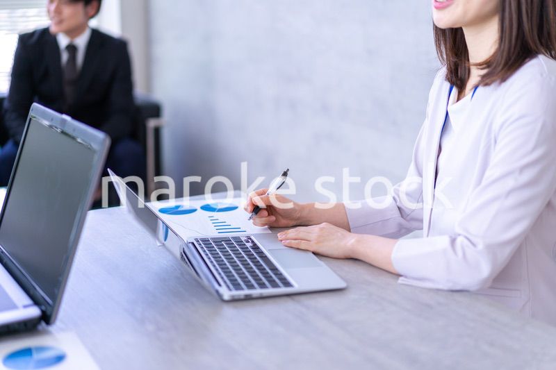 商談をする男女のビジネスパーソン