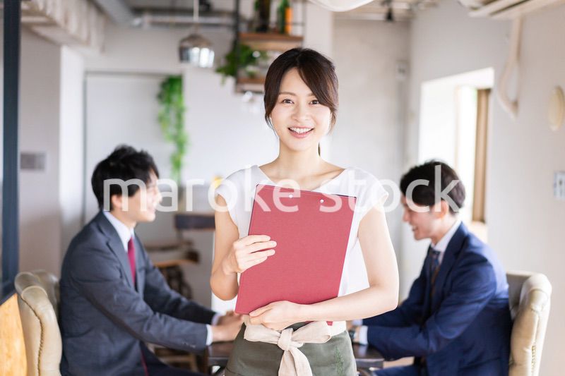 カフェで注文をする二人のビジネスマン