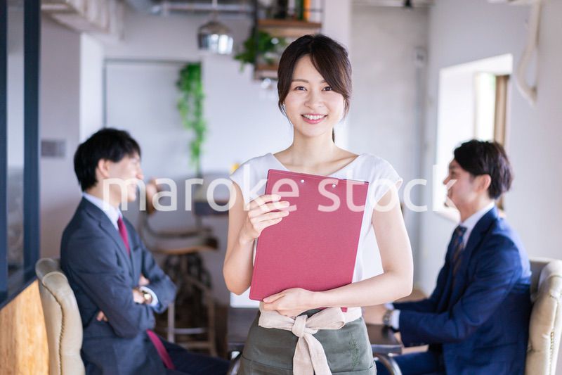 レストランで働くスタッフの女性