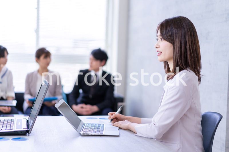 商談をする男女のビジネスパーソン