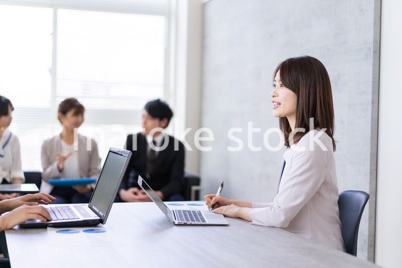 オフィスで仕事をする若いビジネスパーソン