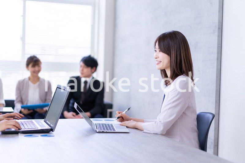 商談をする男女のビジネスパーソン