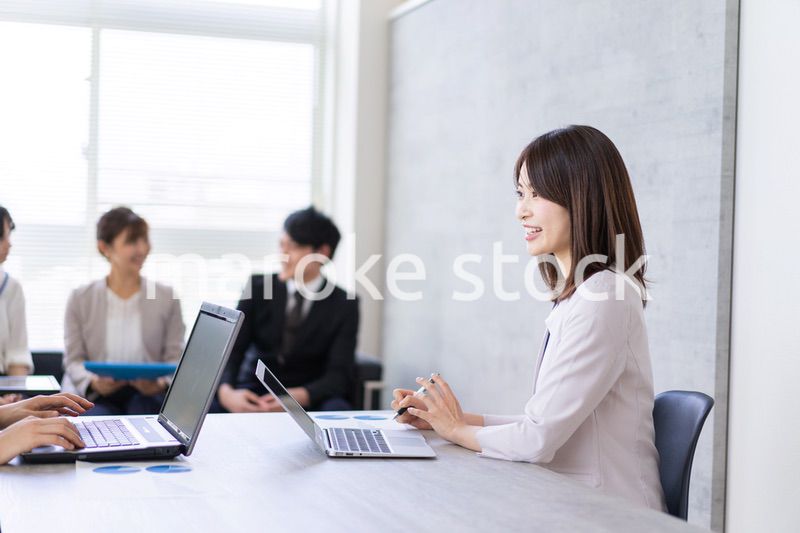 明るいオフィスで働くビジネスパーソン