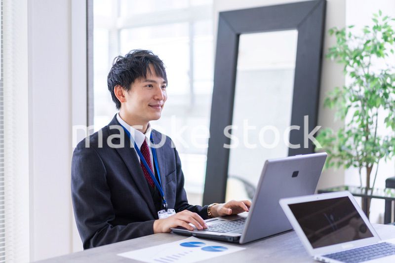 商談をする男女のビジネスパーソン