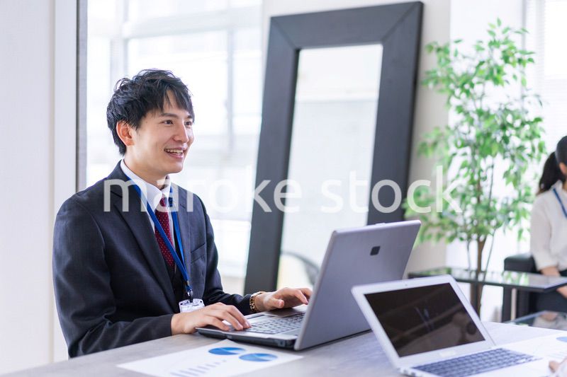 商談をする男女のビジネスパーソン