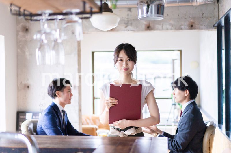 レストランで働くスタッフの女性