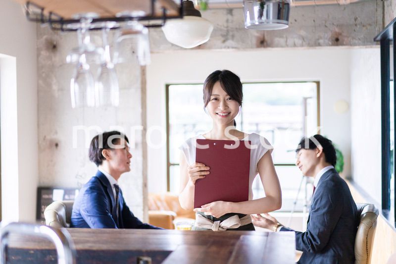 レストランで働くスタッフの女性