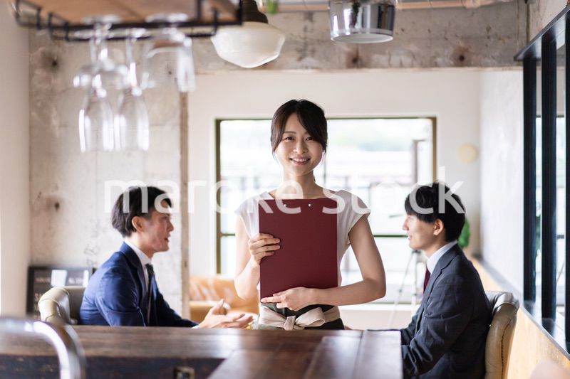 カフェで注文をする二人のビジネスマン