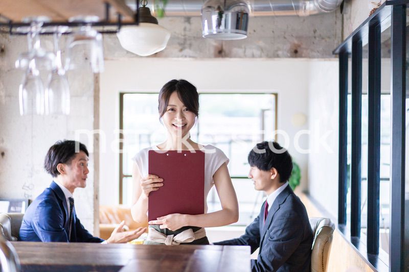 レストランで働くスタッフの女性