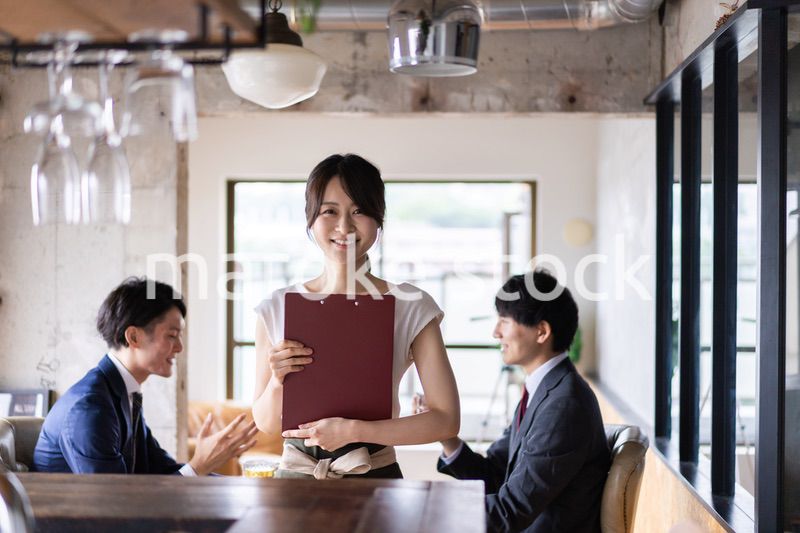 カフェで注文をする二人のビジネスマン