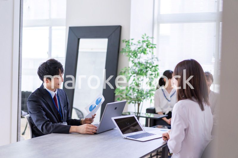 商談をする男女のビジネスパーソン