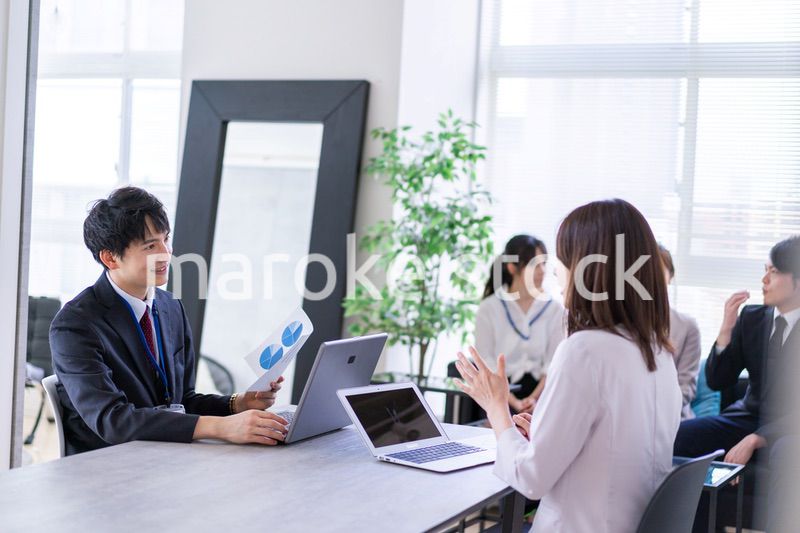 商談をする男女のビジネスパーソン