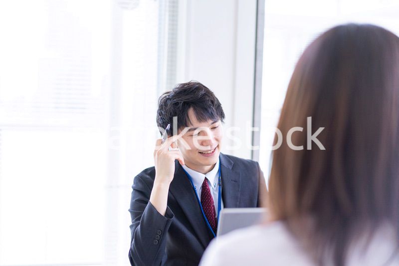 面談をするオフィスワーカー