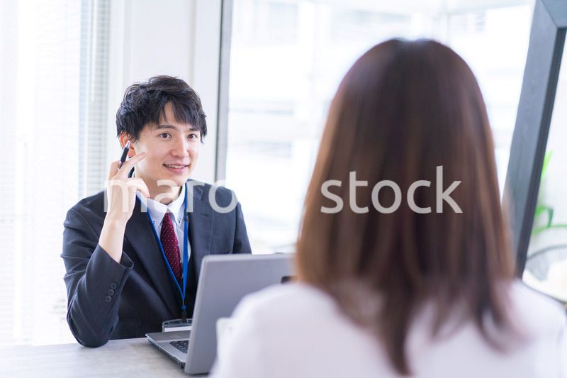 面談をするオフィスワーカー