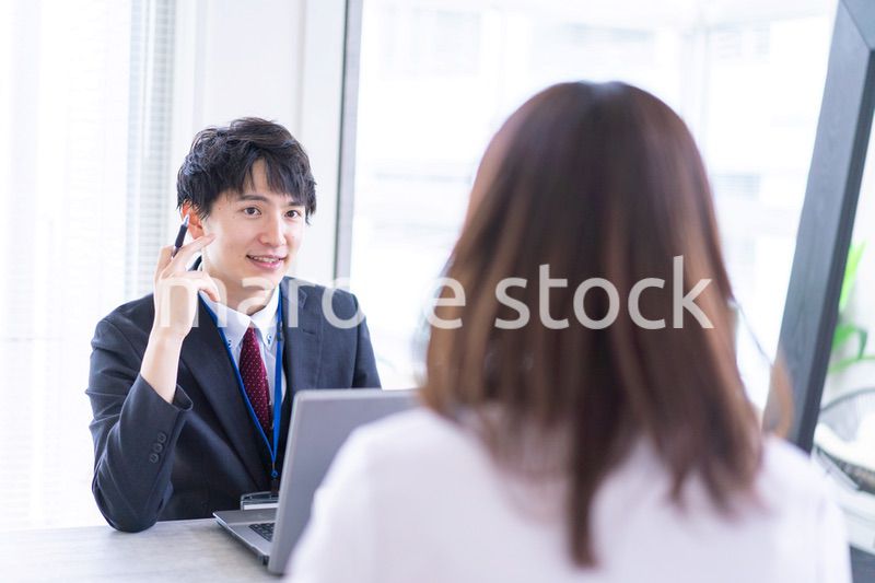 面談をするオフィスワーカー