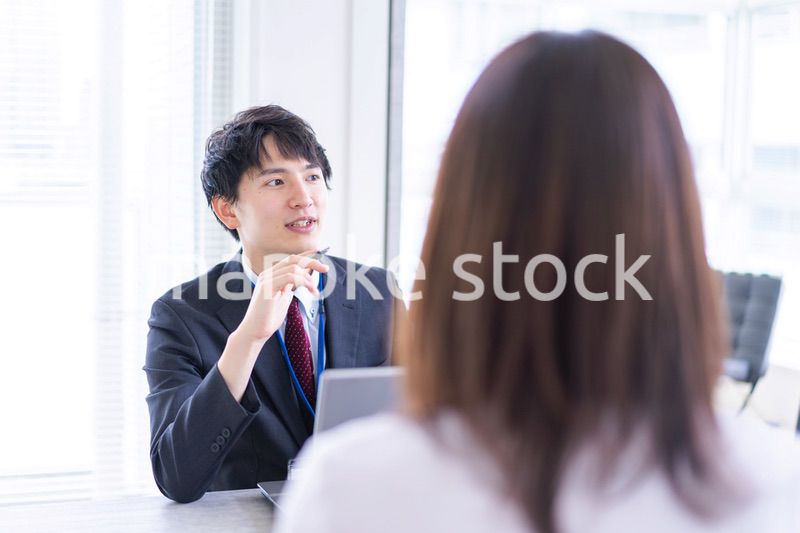 面談をするオフィスワーカー
