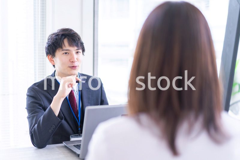 面談をするオフィスワーカー