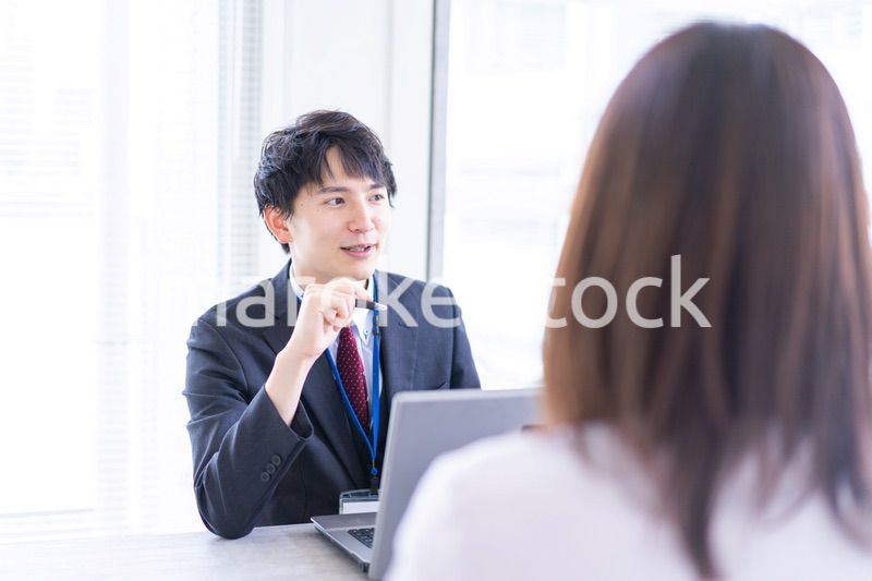 面談をするオフィスワーカー