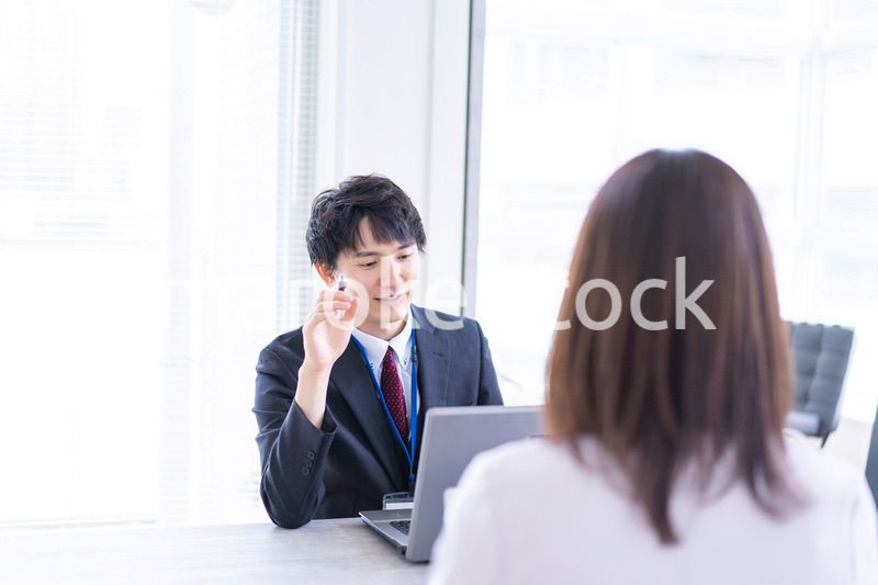 面談をするオフィスワーカー