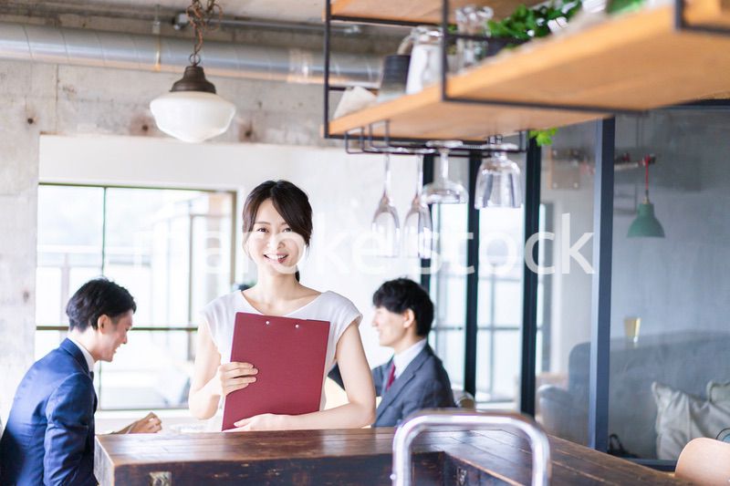 レストランで働くスタッフの女性