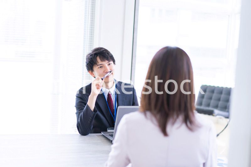 面談をするオフィスワーカー