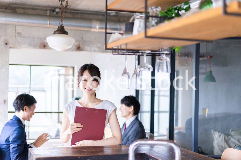 レストランで働くスタッフの女性