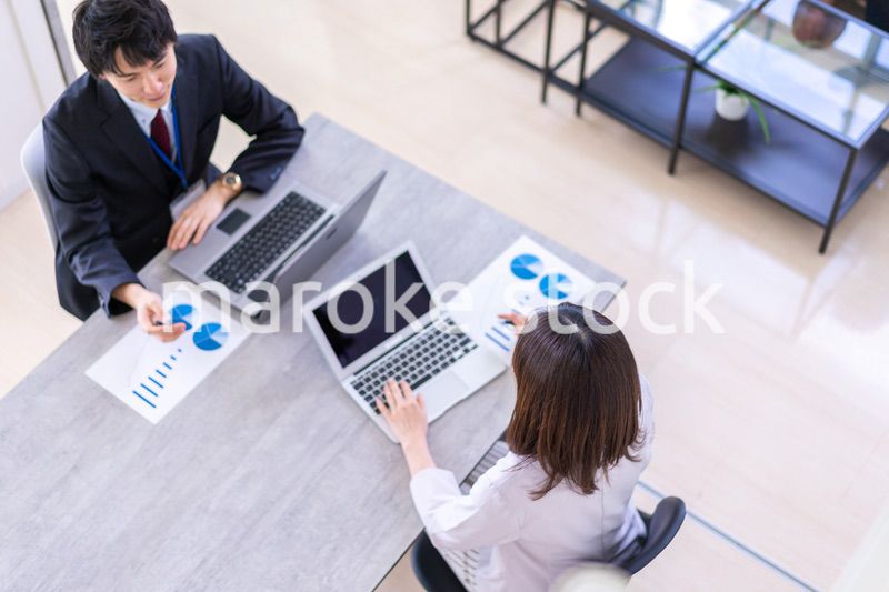 商談をする男女のビジネスパーソン