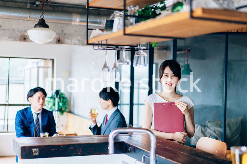 レストランで働くスタッフの女性