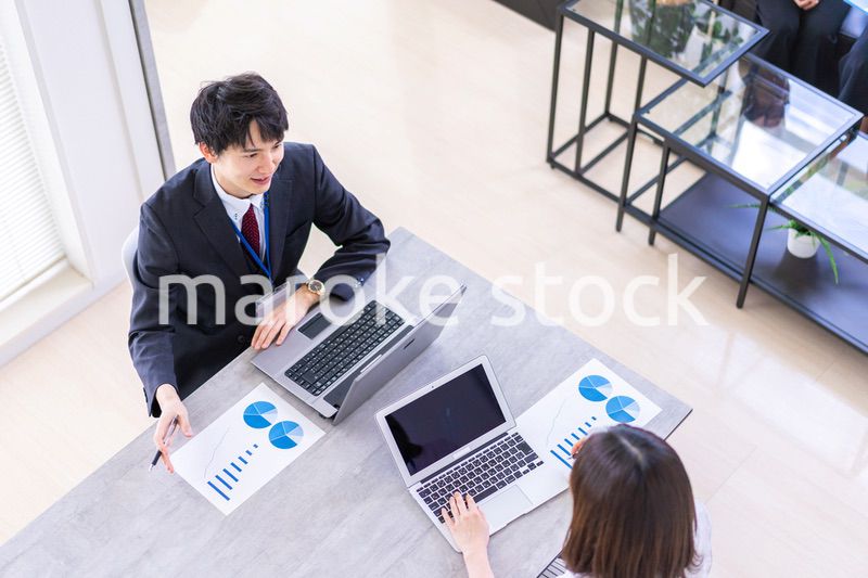 商談をする男女のビジネスパーソン