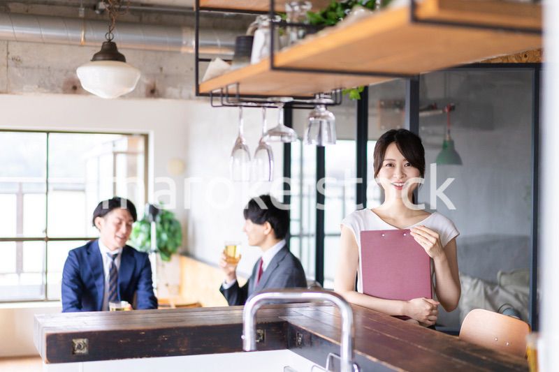 カフェで注文をする二人のビジネスマン