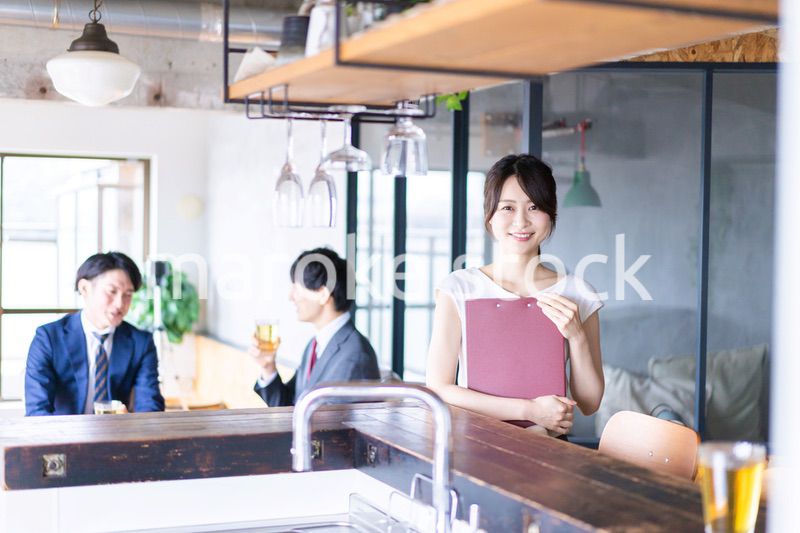 レストランで働くスタッフの女性