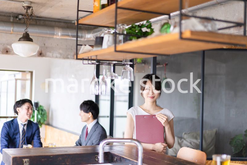 カフェで注文をする二人のビジネスマン