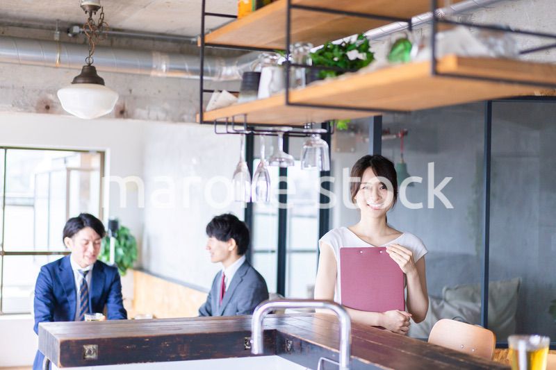 レストランで働くスタッフの女性