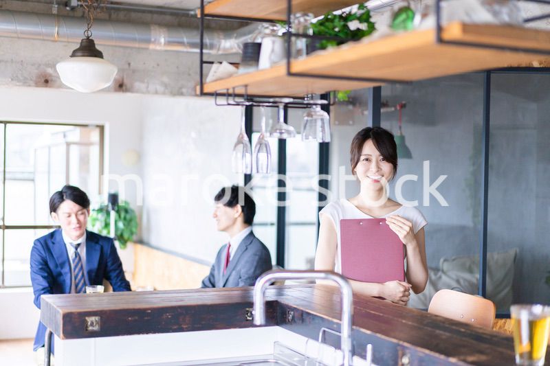 レストランで働くスタッフの女性