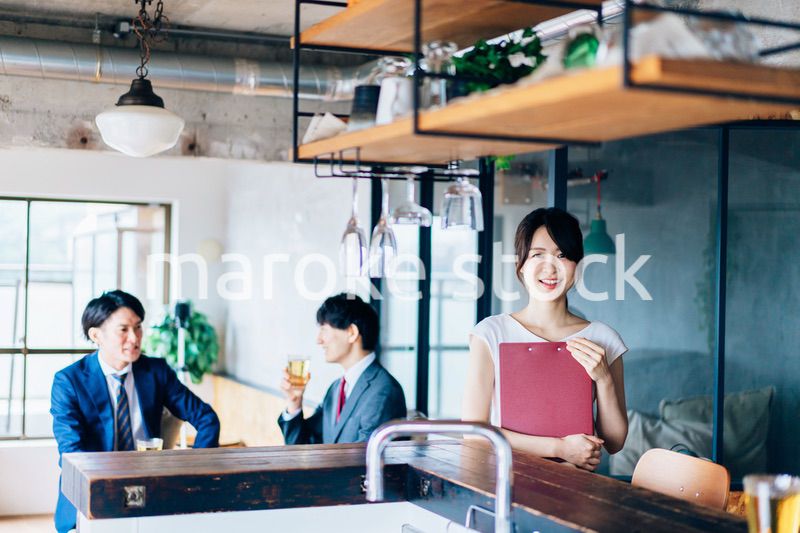 レストランで働くスタッフの女性