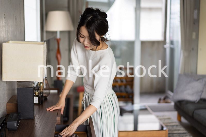 家事をこなす若い女性