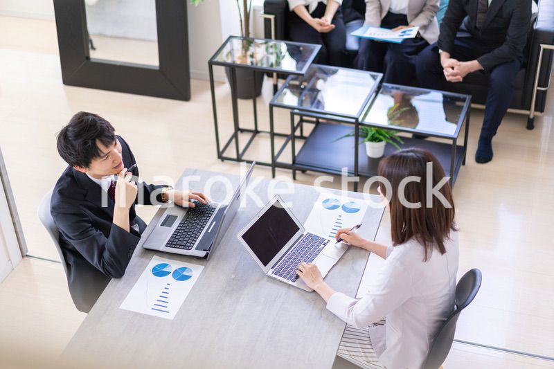 明るいオフィスで働くビジネスパーソン