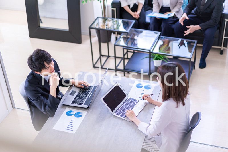 商談をする男女のビジネスパーソン