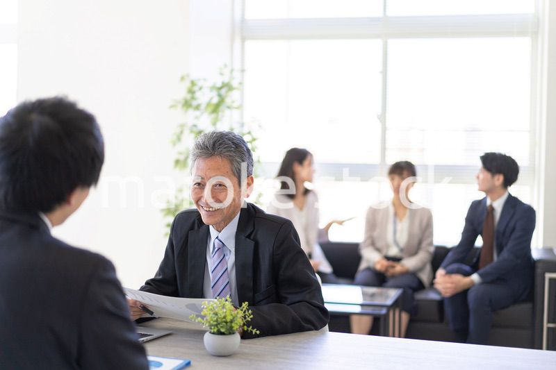 オフィスで働くビジネスパーソン