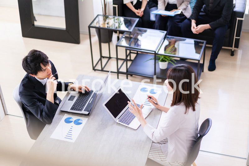 オフィスで仕事をする若いビジネスパーソン