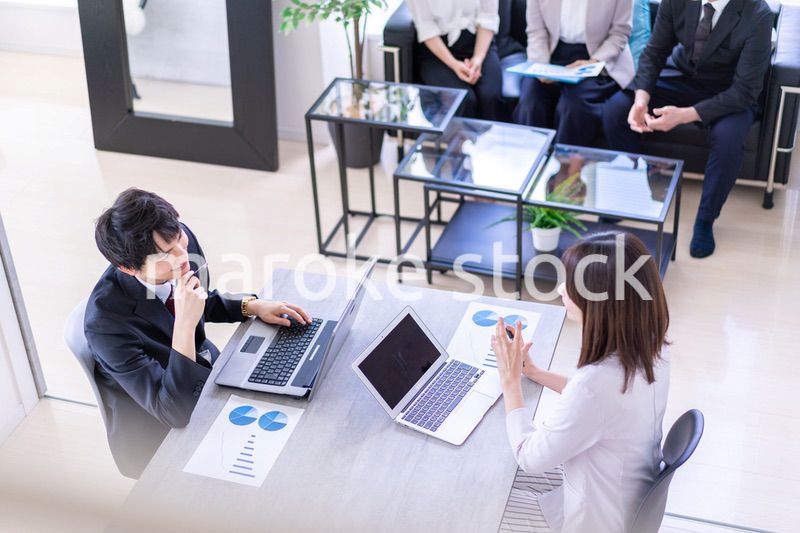 商談をする男女のビジネスパーソン