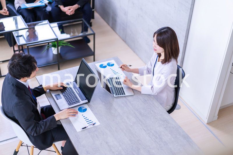 商談をする男女のビジネスパーソン