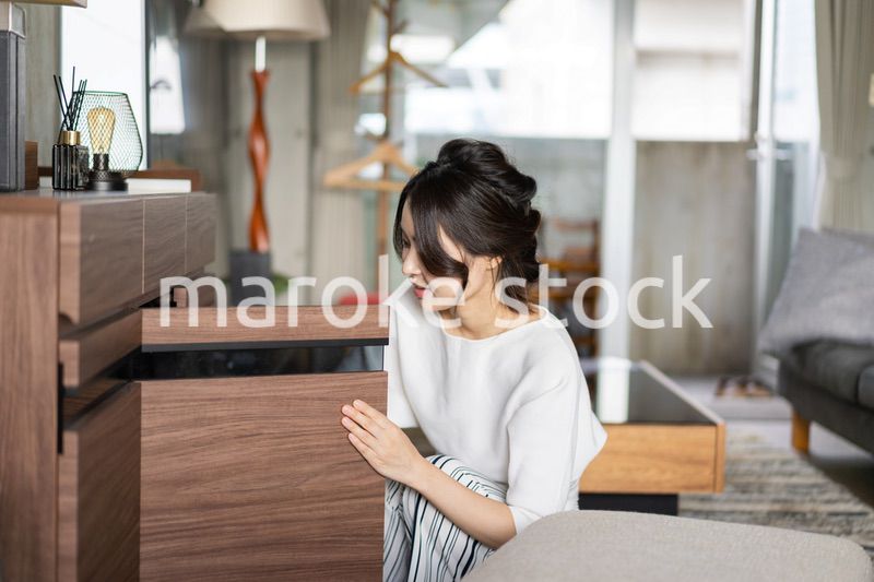 家事をこなす若い女性