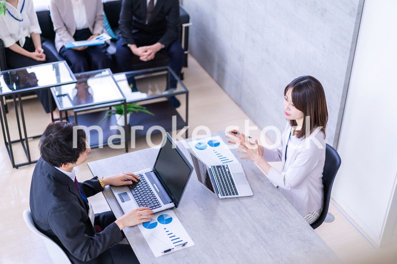 商談をする男女のビジネスパーソン