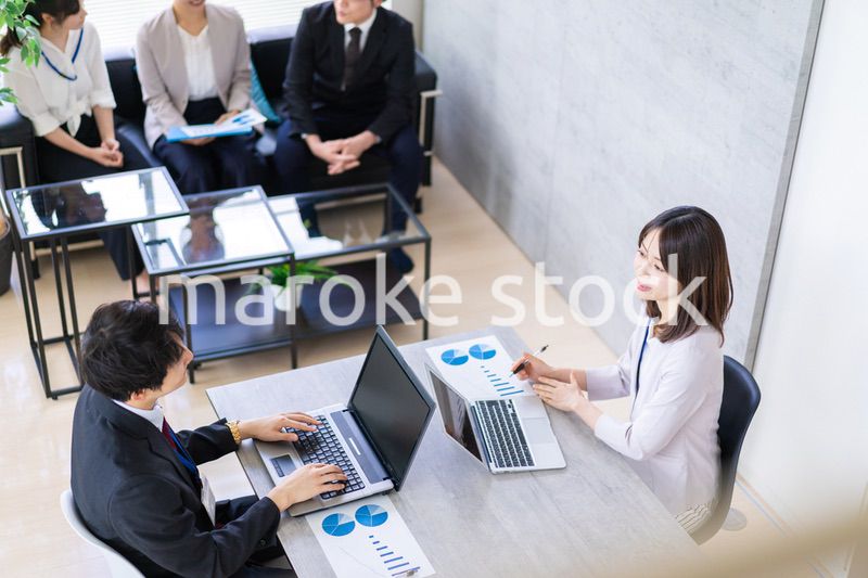 明るいオフィスでミーティングをするビジネスパーソン