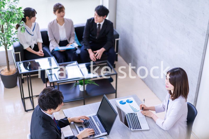 商談をする男女のビジネスパーソン